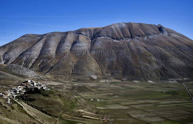 SULLA-VIA-DEI-NEGROMANTI-IL-MONTE-VETTORE